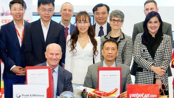 Giám đốc Điều hành Vietjet Nguyễn Thanh Sơn (phải) và ông Rick Deurloo, Chủ tịch & Tổng giám đốc của Pratt & Whitney (trái), trao thỏa thuận trang bị động cơ và dịch vụ động cơ cho 44 tàu bay A321neo và A321XLR với sự chứng kiến của Chủ tịch Vietjet, Tiến sĩ Nguyễn Thị Phương Thảo tại Singapore Airshow 2026.