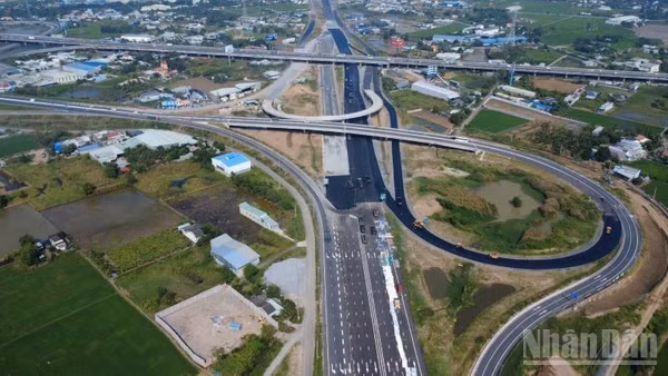 Pháp luật Việt Nam quy định thời gian bảo hành là thời gian tối thiểu (24 tháng đối với công trình cấp đặc biệt và cấp I, sử dụng vốn đầu tư công) nhà thầu thực hiện nghĩa vụ bảo hành chất lượng công trình do mình thi công theo quy định của hợp đồng và không hạn chế việc kéo dài thời gian bảo hành.