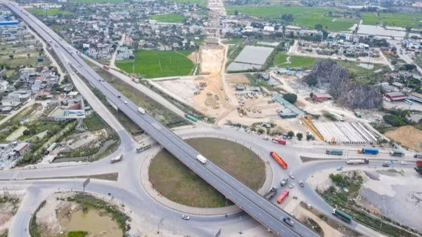 Tuyến đường bộ cao tốc Ninh Bình-Hải Phòng là một trục giao thông chiến lược, kết nối các tỉnh ven biển phía bắc với trục cao tốc bắc-nam. (Ảnh: NGỌC BIỂN)