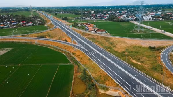 Trên địa bàn các tỉnh từ Quảng Ngãi đến Khánh Hòa, tuyến cao tốc bắc-nam phía đông đã hoàn thành 214km trong tổng số 267km từ Quảng Ngãi đến phía nam hầm Cù Mông.