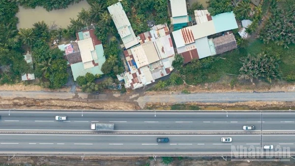 Công trường dự án mở rộng đường cao tốc phía Thành phố Hồ Chí Minh đến nay vẫn còn vướng nhà dân khiến nhà thầu bất lực chưa thể thi công.