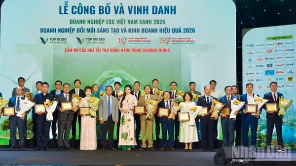 Vietnam Airlines được vinh danh trong Top 10 Doanh nghiệp ESG Việt Nam xanh 2026 ngành Logistics và Top 100 ESG Việt Nam xanh 2026.