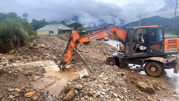 Khơi thông đất đá, thoát nước mặt trên tuyến Quốc lộ 32, bảo đảm giao thông cho người dân. (Ảnh: MINH ĐỨC)