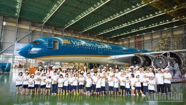 Các em nhỏ trải nghiệm thực tế tại cơ sở bảo dưỡng máy bay của VAECO, đơn vị thành viên thuộc Vietnam Airlines.