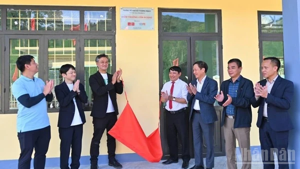 Ông Akiyama Naoki, Tổng Giám đốc UNIQLO Việt Nam và các đại biểu khánh thành công trình mới tại điểm trường Cồn Roàng.