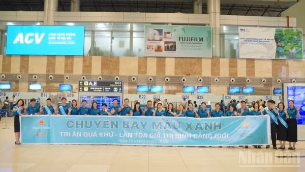Vietnam Airlines phối hợp Bộ Quốc phòng thực hiện hành trình đặc biệt mang tên "Chuyến bay màu xanh - Tri ân quá khứ, lan tỏa giá trị bình đẳng giới”.