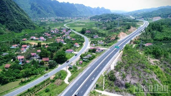 Nhu cầu đầu tư hạ tầng của Việt Nam hiện nay rất lớn, trong khi nguồn lực ngân sách nhà nước có hạn, đòi hỏi cần huy động mạnh mẽ hơn các nguồn lực xã hội để đáp ứng yêu cầu tăng trưởng trung và dài hạn.