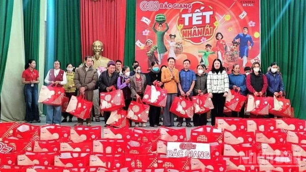 Đại diện Ban Giám đốc GO! Bắc Giang phối hợp chính quyền địa phương trao quà Tết nhân ái cho các hộ gia đình khó khăn.