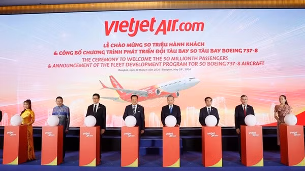 Lãnh đạo hai nước chào mừng cột mốc 50 triệu lượt hành khách trên mạng bay Việt Nam-Thái Lan.