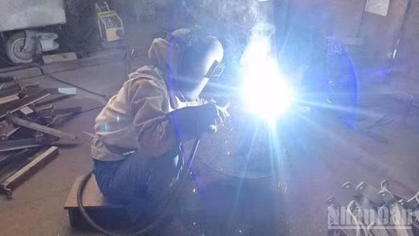 Trên các triền đà, phân xưởng, những người thợ đóng tàu vẫn cần mẫn, miệt mài từng vệt hàn, đường cắt, bảo đảm độ chính xác cao.