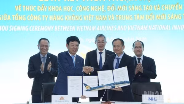 Vietnam Airlines và Trung tâm Đổi mới sáng tạo Quốc gia ký Thỏa thuận hợp tác về thúc đẩy khoa học, công nghệ, đổi mới sáng tạo và chuyển đổi số.