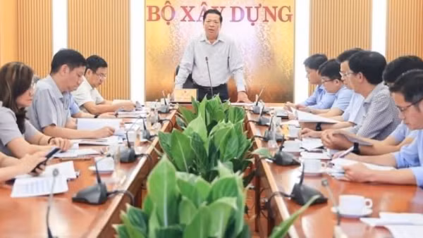 Bộ trưởng Xây dựng Trần Hồng Minh yêu cầu các đơn vị chức năng khẩn trương hoàn thiện thủ tục, phấn đấu đầu năm 2027 khởi công các dự án đầu tiên và hoàn thành toàn bộ việc mở rộng vào cuối năm 2030.