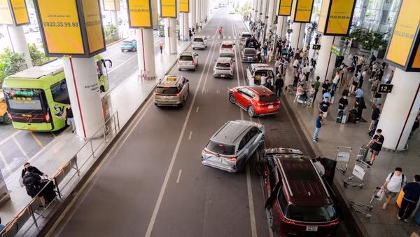 Khu vực đón trả khách Cảng Hàng không quốc tế Nội Bài khá trật tự, ngăn nắp trong ngày đầu triển khai phân luồng giao thông mới.