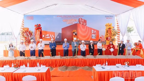 Các đại biểu thực hiện nghi lễ khởi công dự án Trung tâm thương mại GO! Phổ Yên.