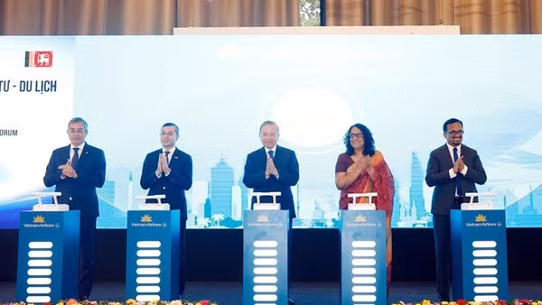 Tổng Bí thư, Chủ tịch nước Tô Lâm cùng các đại biểu thực hiện nghi thức công bố mở đường bay thẳng Thành phố Hồ Chí Minh-Colombo. 