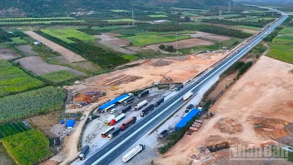 Trạm dừng nghỉ Nha Trang-Cam Lâm trên tuyến cao tốc bắc-nam phía đông. (Ảnh: BIỂN NGỌC)