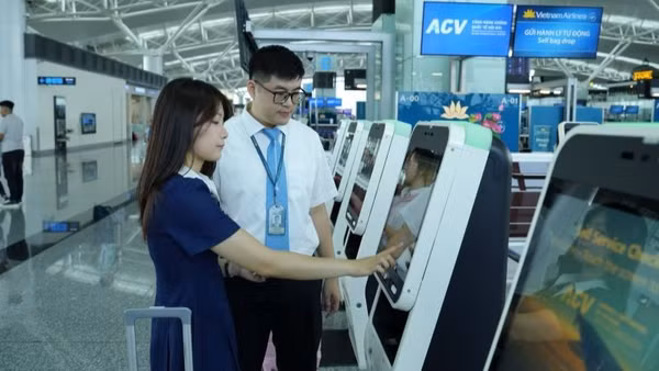 Đội ngũ nhân viên của Vietnam Airlines luôn sẵn sàng hỗ trợ hành khách khi cần thiết.