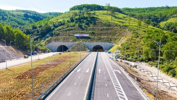 Hầm đường bộ Bình Đê, công trình hầm cấp đặc biệt, có quy mô lớn nhất trên tuyến cao tốc bắc-nam giai đoạn II (2021-2025) dài 3.200m, đoạn Quảng Ngãi-Hoài Nhơn.