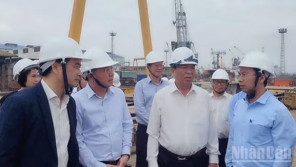 Bộ trưởng Xây dựng Trần Hồng Minh (thứ hai từ trái sang) nghe lãnh đạo các đơn vị đóng tàu báo cáo tình hình khó khăn do việc điều chỉnh quy hoạch gây ra.