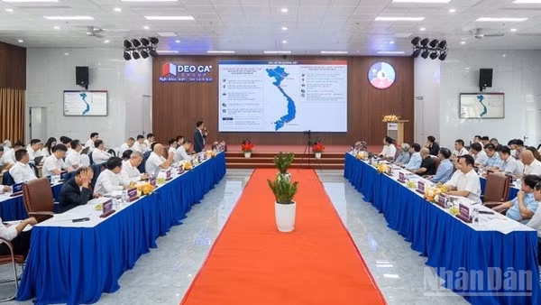 Các đại biểu tham dự hội thảo về kết nối nguồn lực đầu tư và thi công dự án hạ tầng.