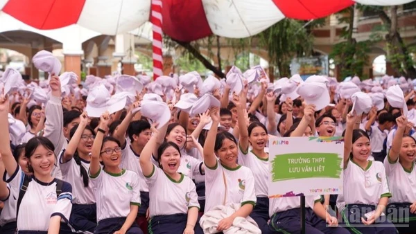 Các học sinh Trường Lưu Văn Liệt phấn khởi tham gia dự án.