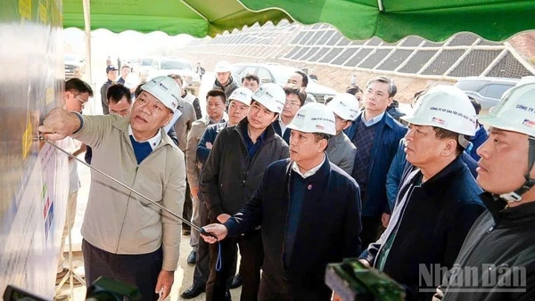 Bộ trưởng Xây dựng Trần Hồng Minh (thứ hai từ phải sang) kiểm tra tình hình thi công tại hai dự án đường cao tốc qua Cao Bằng và Lạng Sơn.