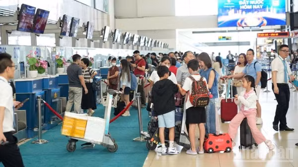 Cảng hàng không quốc tế Nội Bài ghi nhận sản lượng vận chuyển thực tế ngày 3/5 tăng trưởng kỷ lục, đạt gần 118 nghìn lượt khách.