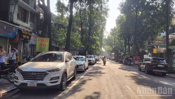Vào các khung giờ cao điểm, chỉ cần vài phương tiện dừng chờ lấy vé hoặc thanh toán phí gửi xe cũng đủ tạo thành những điểm nghẽn cục bộ.