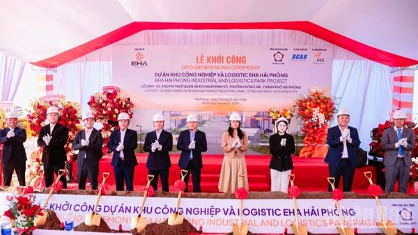 Các đại biểu thực hiện nghi thức khởi công Khu công nghiệp và Logistics EHA Hải Phòng.