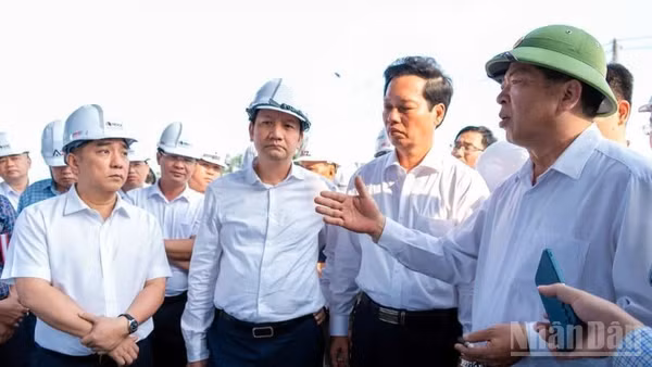 Bộ trưởng Xây dựng Trần Hồng Minh (mũ cối, ngoài cùng bên phải) kiểm tra tiến độ thi công dự án đường cao tốc Thành phố Hồ Chí Minh-Long Thành-Dầu Giây.