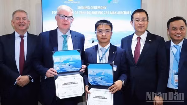 Ông Nguyễn Chiến Thắng, Phó Tổng Giám đốc Vietnam Airlines và ông Barry Flannery, Giám đốc thương mại SMBC Aviation Capital trao biên bản thỏa thuận dưới sự chứng kiến của lãnh đạo cấp cao hai bên.