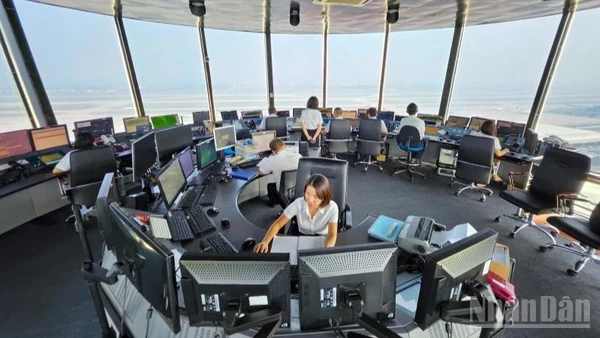 Kíp trực kiểm soát không lưu điều hành bay tại Cảng Hàng không quốc tế Nội Bài.