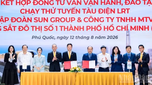Tập đoàn Sun Group ký Hợp đồng tư vấn vận hành, đào tạo và chạy thử tuyến tàu điện LRT với Công ty Đường sắt đô thị số 1 Thành phố Hồ Chí Minh. (Ảnh: DƯƠNG NA)