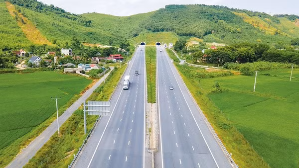Một đoạn tuyến đường cao tốc bắc-nam phía đông.