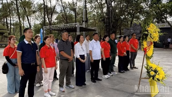 Đoàn công tác của ROX Group dâng hương tưởng niệm các Anh hùng liệt sĩ tại khu vực miền trung.