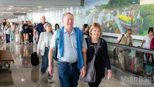 Hành khách hoàn thành thủ tục hàng không, chuẩn bị ra tàu bay.