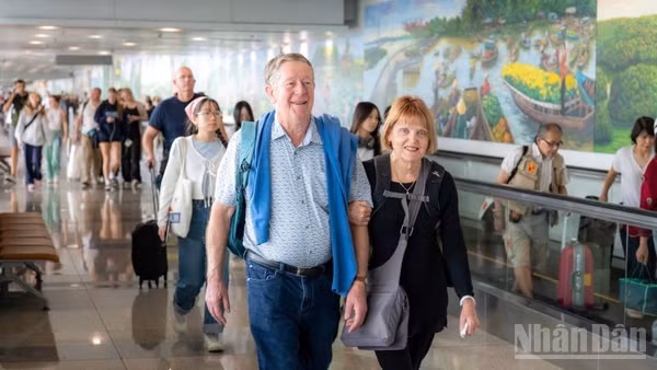 Hành khách hoàn thành thủ tục hàng không, chuẩn bị ra tàu bay.