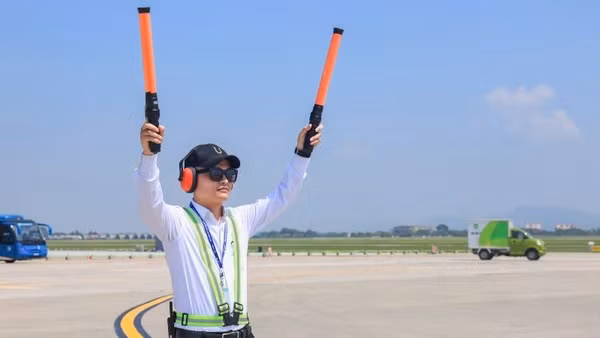 Trong số các lực lượng làm việc ngoài trời, nhân viên làm nhiệm vụ đánh tín hiệu tàu bay (signalman) là một trong những vị trí đặc thù.