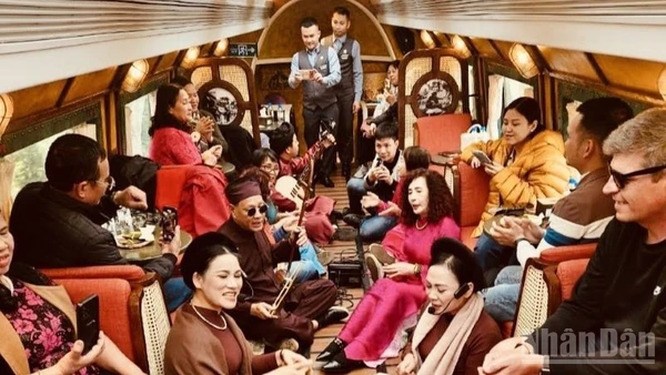 Trong những ngày đầu Xuân, đoàn tàu du lịch văn hóa “Hà Nội 5 cửa ô-The Hanoi Train” chính thức khởi động chương trình đặc biệt mang tên “Chở mùa xuân về”.