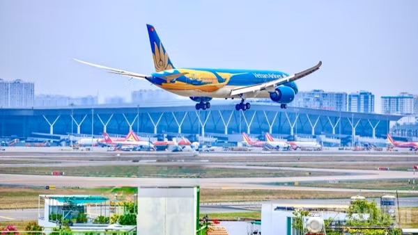 Trong số 7 hãng hàng không Việt Nam đang kinh doanh vận tải hàng không thương mại thường lệ, Vietnam Airlines là hãng bay duy nhất có cổ đông là một hãng hàng không nước ngoài.