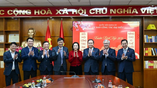 Chủ tịch Quốc hội Trần Thanh Mẫn, Phó Chủ tịch Quốc hội Nguyễn Thị Thanh với Thường trực Ủy ban Công tác đại biểu. (Ảnh: DUY LINH) 