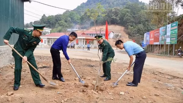 Cán bộ xã và Đồn Biên phòng Phiêng Pằn, tỉnh Sơn La tham gia trồng cây dọc hai bên đường khu trung tâm xã.