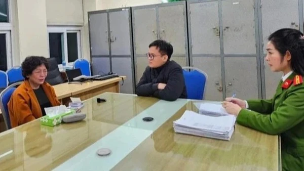 Cựu Chủ tịch Tập đoàn Sen Tài Thu Phạm Thị Hòa tại cơ quan công an. (Ảnh: Công an Hà Nội)