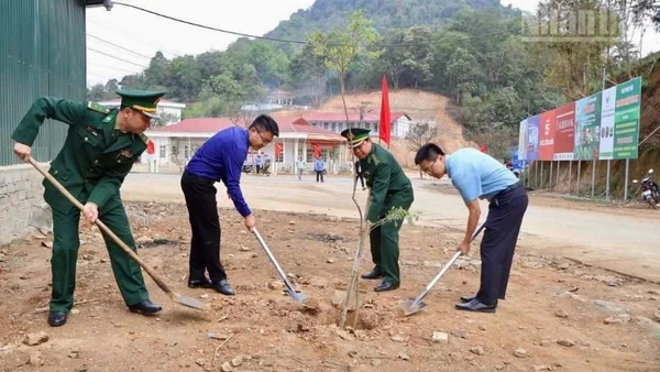 Cán bộ xã và Đồn Biên phòng Phiêng Pằn, tỉnh Sơn La tham gia trồng cây dọc hai bên đường khu trung tâm xã.