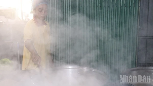 Nấu đường thốt nốt truyền thống.