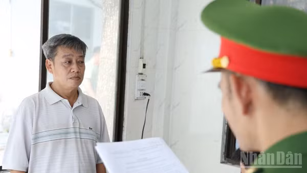 Công an tỉnh An Giang tống đạt quyết định khởi tố bắt tạm giam Nguyễn Huy Đạt.