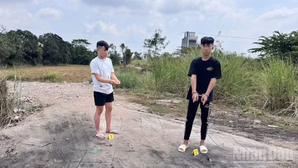 Công an dựng lại hiện trường nơi Sang và Thế dùng hung khí chém người cướp xe.