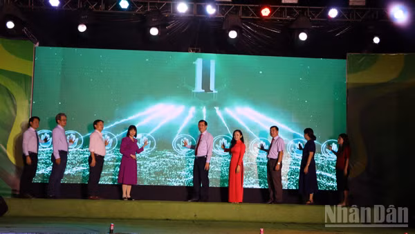 Các đại biểu bấm nút khai mạc Ngày hội Bánh dân gian Nam Bộ.