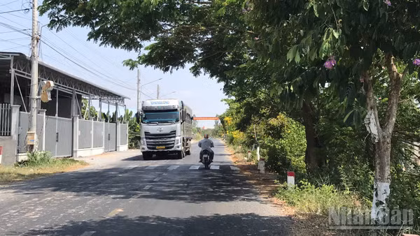 Tỉnh lộ 957 theo thời gian đã quá tải.