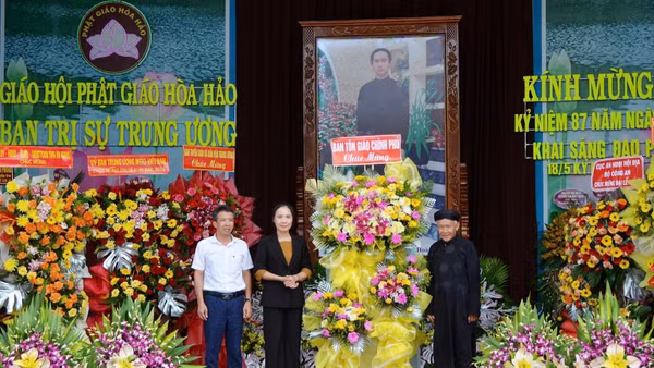 Đại diện Ban Tôn giáo Chính phủ tặng lẵng hoa chúc mừng đại lễ.